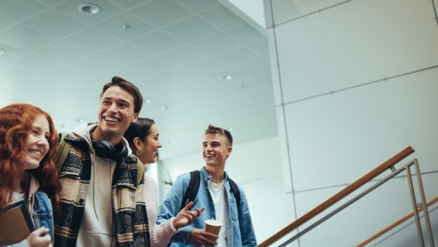 Grupa uczniów na szkolnym korytarzu