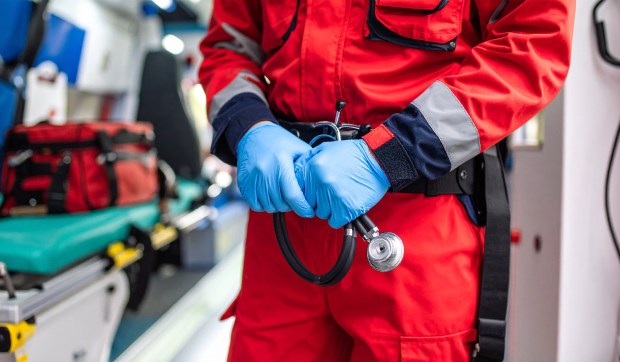 Corner Hero Image - Nie zawahał się ani chwili. Ratownik ruszył pieszo przez lód