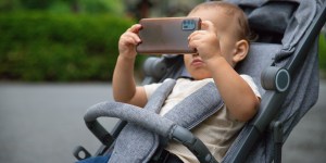 Ekrany niszczą mózg niemowlaka. Prowadząc do stanów lękowych u nastolatków.