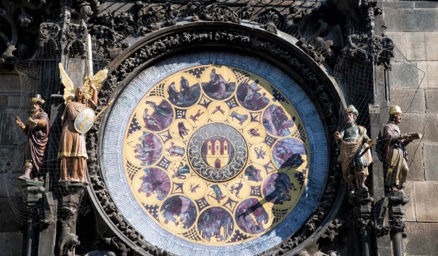 Corner Hero Image - Papieże spoglądają na zegary i w kalendarze