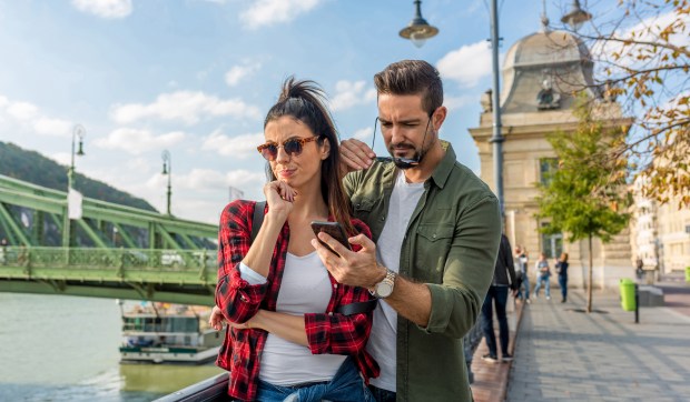 Corner Hero Image - Cyfrowa hiperczujność w związku – niebezpieczny trend.