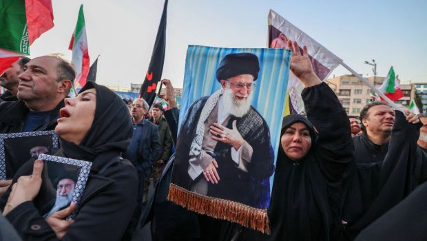 Iran : la mort d’Ali Khamenei déclenche l’escalade militaire au Moyen-Orient