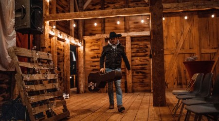 „Oskarżali mnie o bałwochwalstwo” — rozmowa z katolickim muzykiem country Bradleyem Banningiem o wierze, muzyce i kontrowersjach