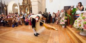 Maski, obcasy i Boże Ciało. W tym hiszpańskim miasteczku procesja wygląda jak teatr