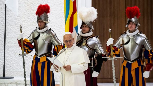 Ce jeudi 6 mai, 28 jeunes hommes ont prononcé leur serment marquant ainsi leur entrée dans la Garde suisse, l’armée du Vatican.