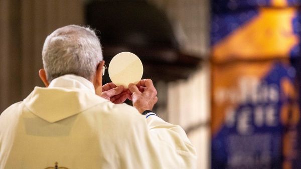 pretre-dos-eucharistie-godong
