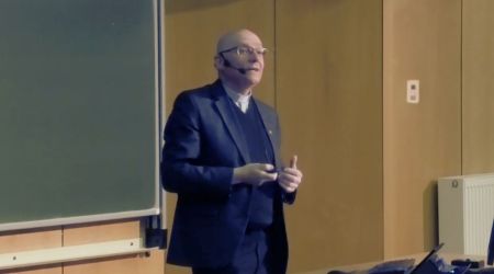 „To tylko zlepek komórek”? Bioetyk odpowiada na argument, który wraca w każdej debacie o życiu