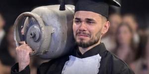 Poszedł po dyplom z butlą gazową na plecach.