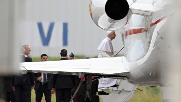 Pope Leo XIV embarks a new aircraft offered by Spanish King Felipe VI