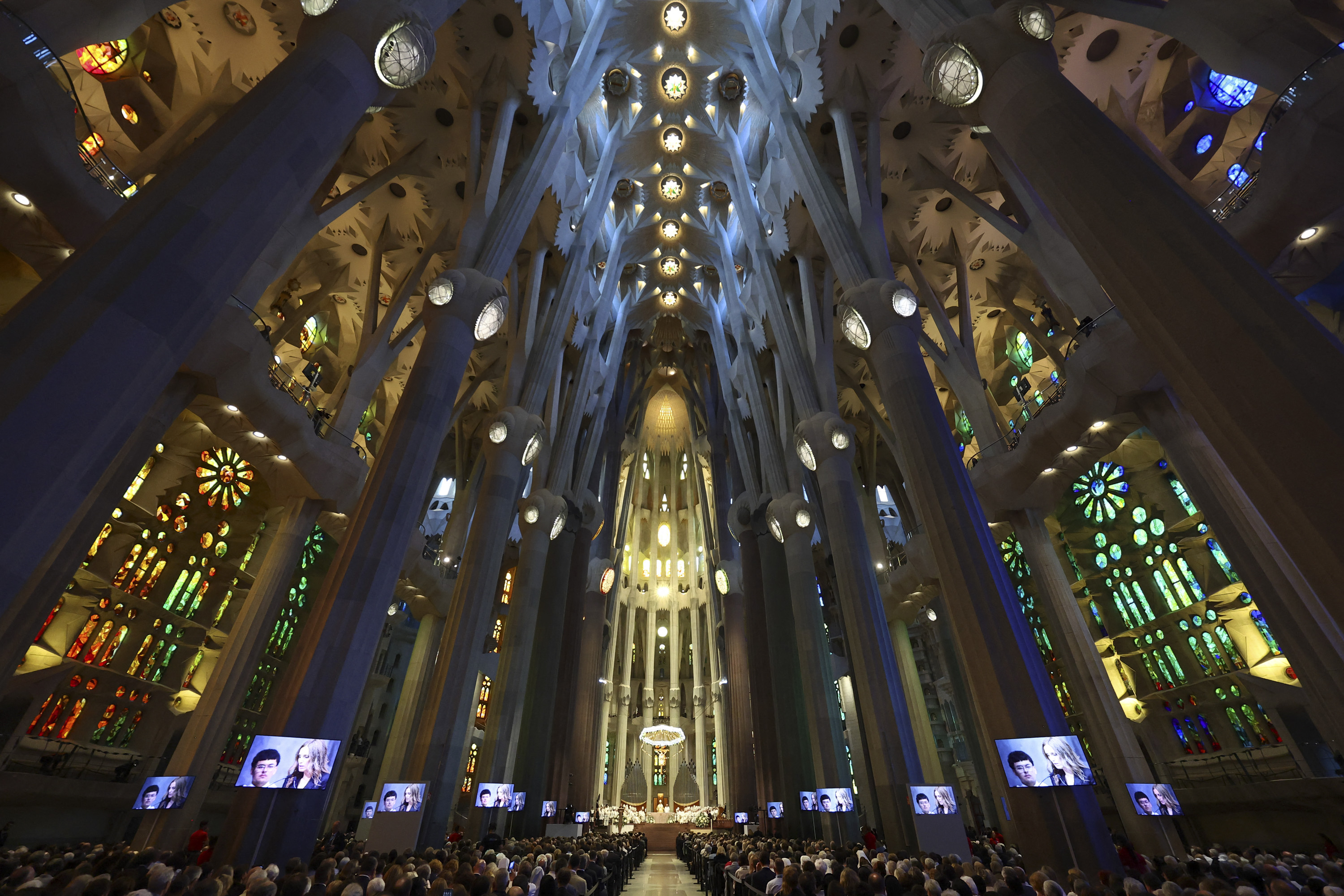 {"rendered":"[GALERIA] Papie\u017c Leon w Sagrada Familia"}