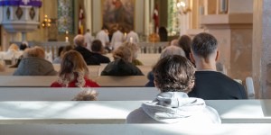Wierni świeccy dają księdzu mandat do odprawiania Eucharystii