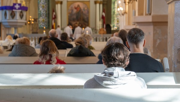 Corner Item Image - Wierni świeccy dają księdzu mandat do odprawiania Eucharystii