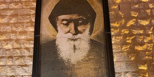 Dlaczego św. Szarbel jest przedstawiany z zamkniętymi oczami?