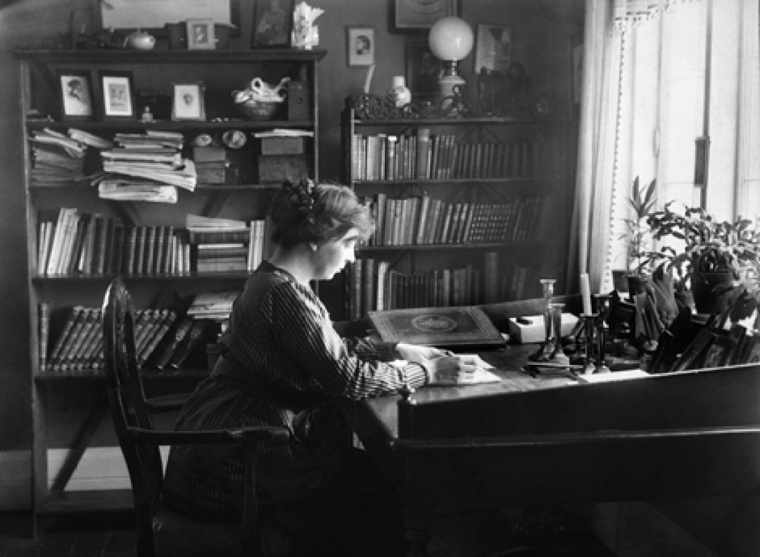 Sigrid Undset w pierwszym dniu pracy w Bjerkebæk. Tu ukończyła trylogię Kristin Lavransdatter w latach 1920–1922.