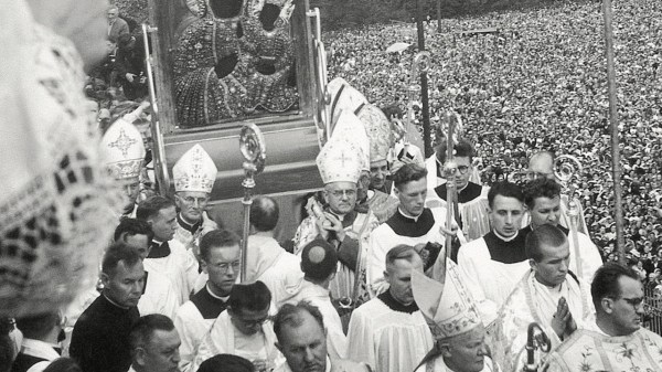 Cudowny Obraz Matki Boskiej Częstochowskiej wyniesiony na Wały Jasnogórskie, 26 sierpnia 1956 r.