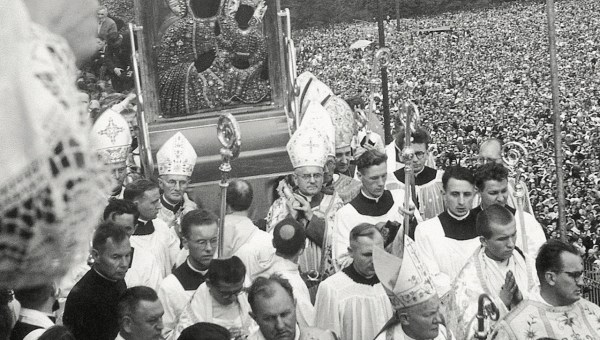 Cudowny Obraz Matki Boskiej Częstochowskiej wyniesiony na Wały Jasnogórskie, 26 sierpnia 1956 r.