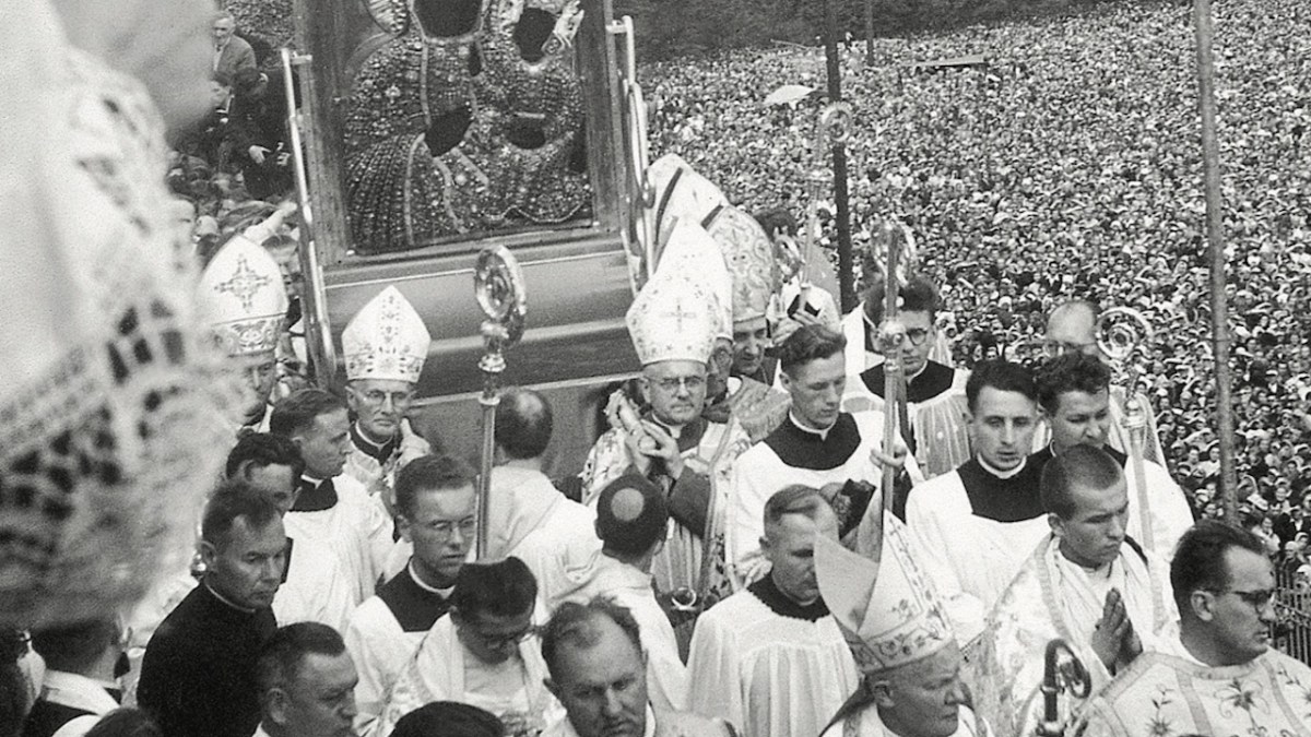Cudowny Obraz Matki Boskiej Częstochowskiej wyniesiony na Wały Jasnogórskie, 26 sierpnia 1956 r.