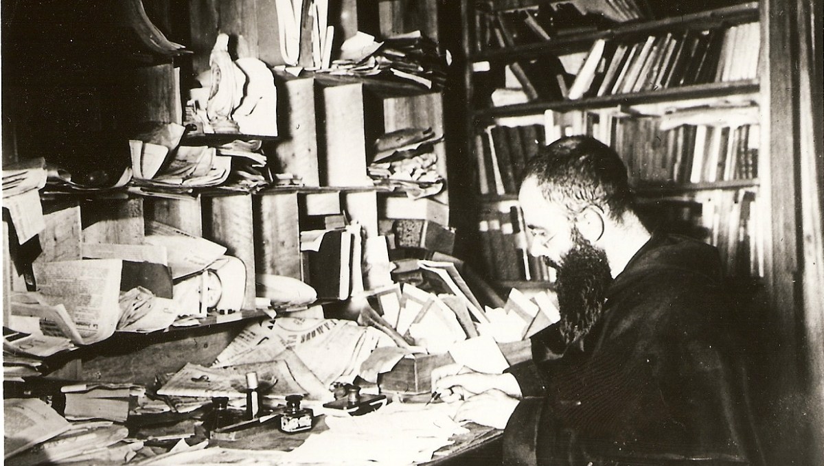 o. Maksymilian Kolbe przy biurku redakcyjnym w japońskim Niepokalanowie, pierwsza połowa lat 30.