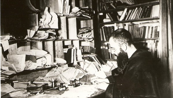 o. Maksymilian Kolbe przy biurku redakcyjnym w japońskim Niepokalanowie, pierwsza połowa lat 30.
