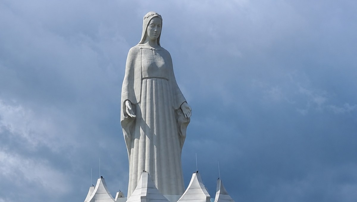 Monumentalna figura Matki Bożej w Konotopiu na tle nieba