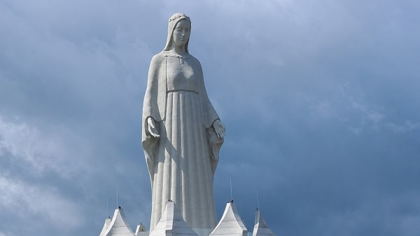 Monumentalna figura Matki Bożej w Konotopiu na tle nieba