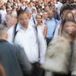 Papież wzywa do modlitwy za… miasta. Papieska intencja na sierpień
