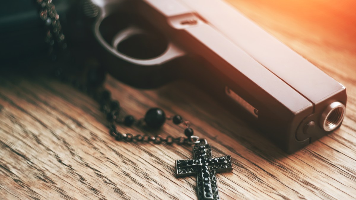 PISTOLET LEŻY OBOK RÓŻAŃCA