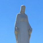 Zatrzymali się przy figurze Maryi. Kilka minut później zobaczyli rozbity samochód