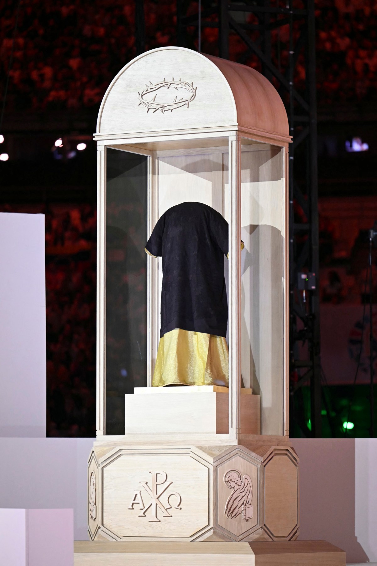 holy-tunic-of-argenteuil-relic-pope-leo-xiv-prayer-vigil-stade-de-france-paris