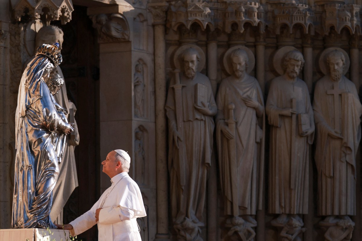 pope-leo-xiv-prays-silver-virgin-child-vierge-charles-x-notre-dame-paris-france